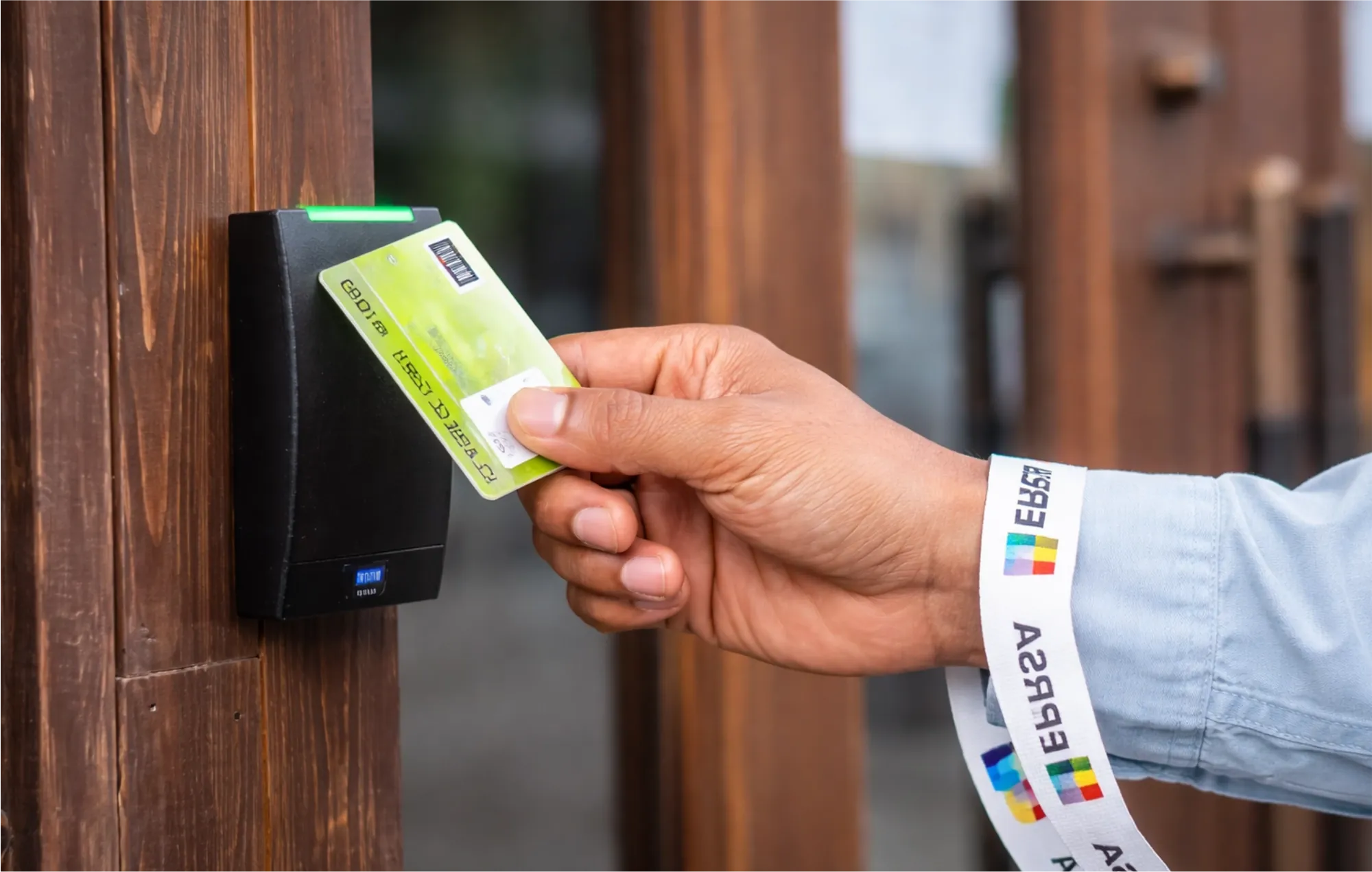 Cartões e Crachás de Proximidade para Controle de Acesso